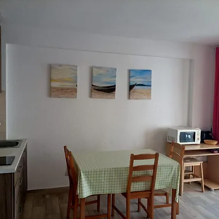 Apartamento Edificio Esturion 500m Playa Poniente 1 Habitacion-bedroom 公寓